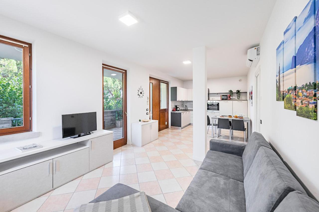 I Ciliegi 1-09 Con Piscina By Wonderful Italy Apartamento Desenzano del Garda Exterior foto
